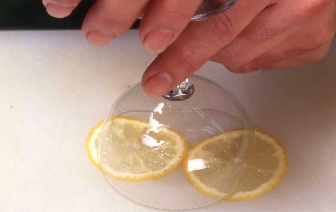 薄く輪切りにしたレモンでカクテルグラスの縁をなぞるように湿らせる。