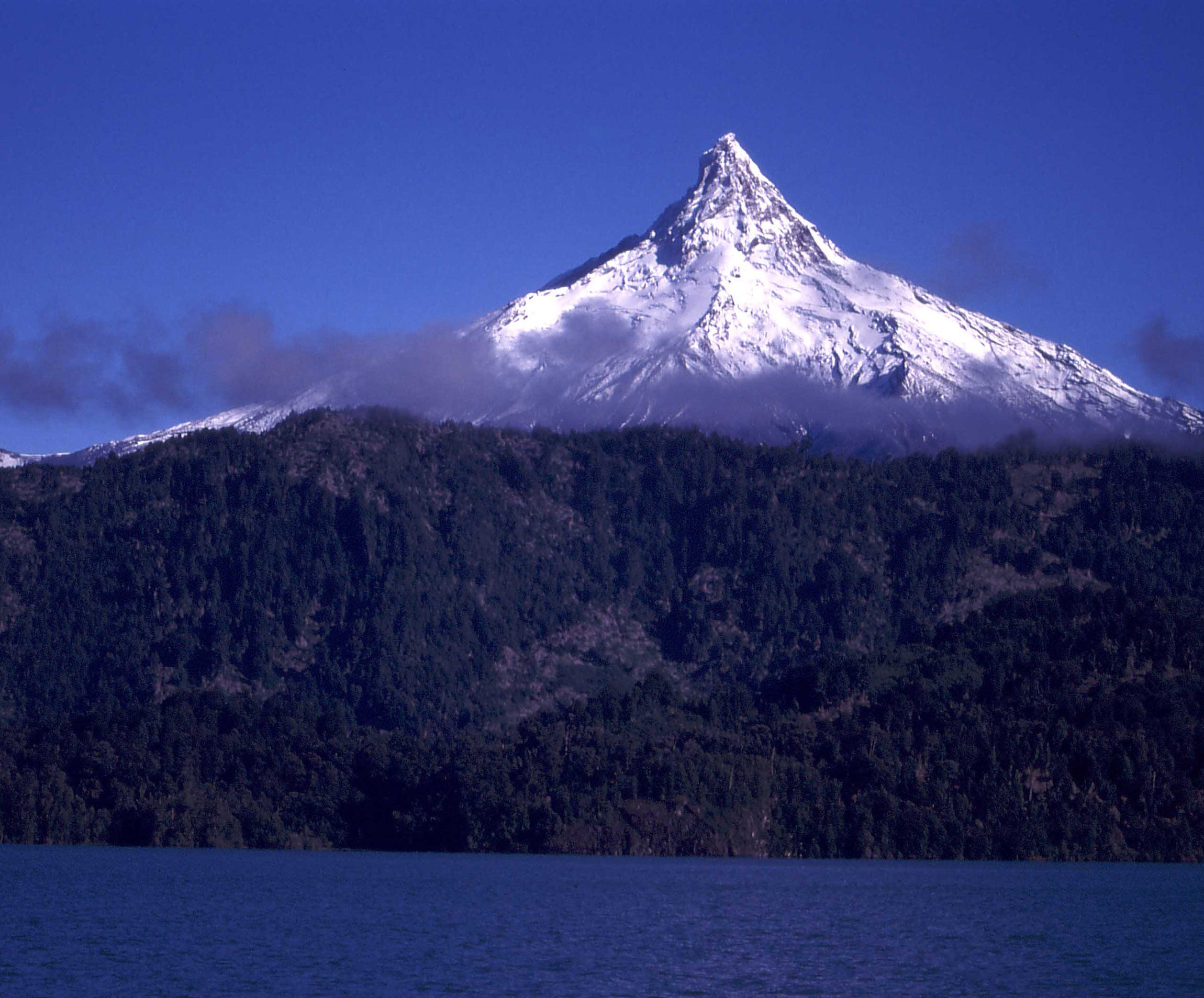 チリ湖水地方のプンティアグド山