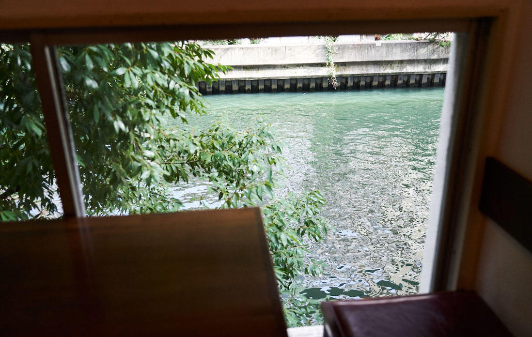 醸造所の窓から見える運河