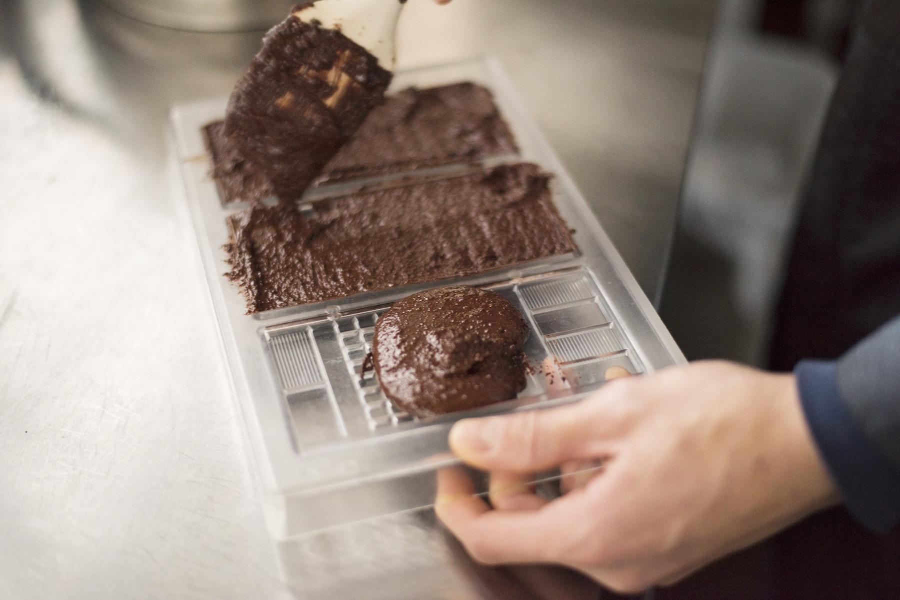 チョコレートを型に流し込むときは、トントンと叩いて空気を抜くのを忘れてはいけない。