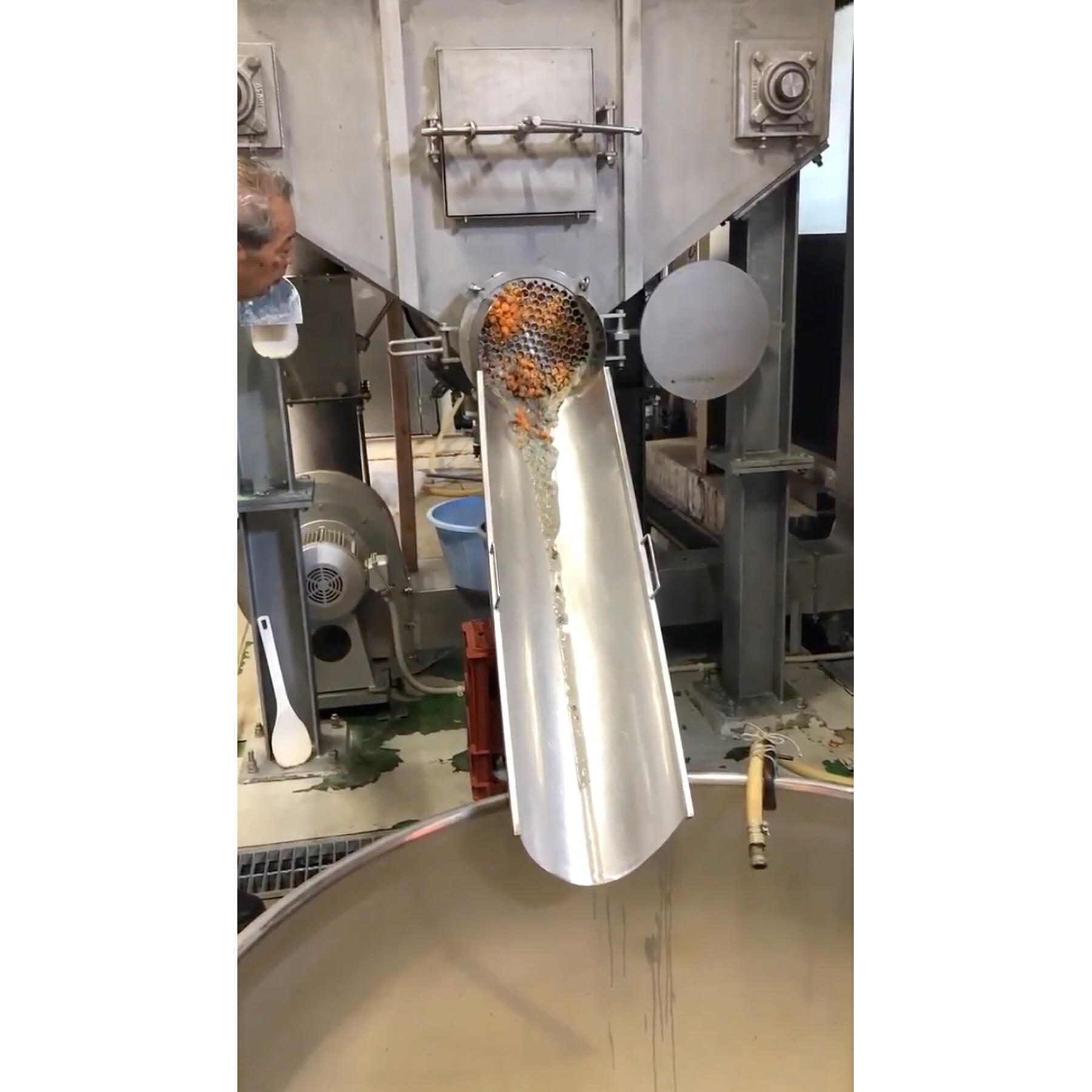 蒸した芋を粉砕する機械