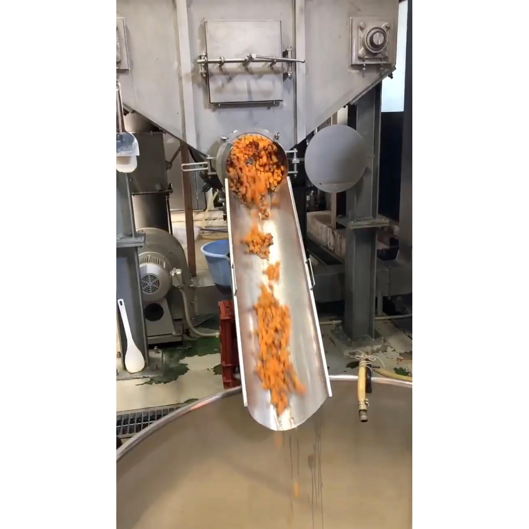 蒸した芋を粉砕する機械