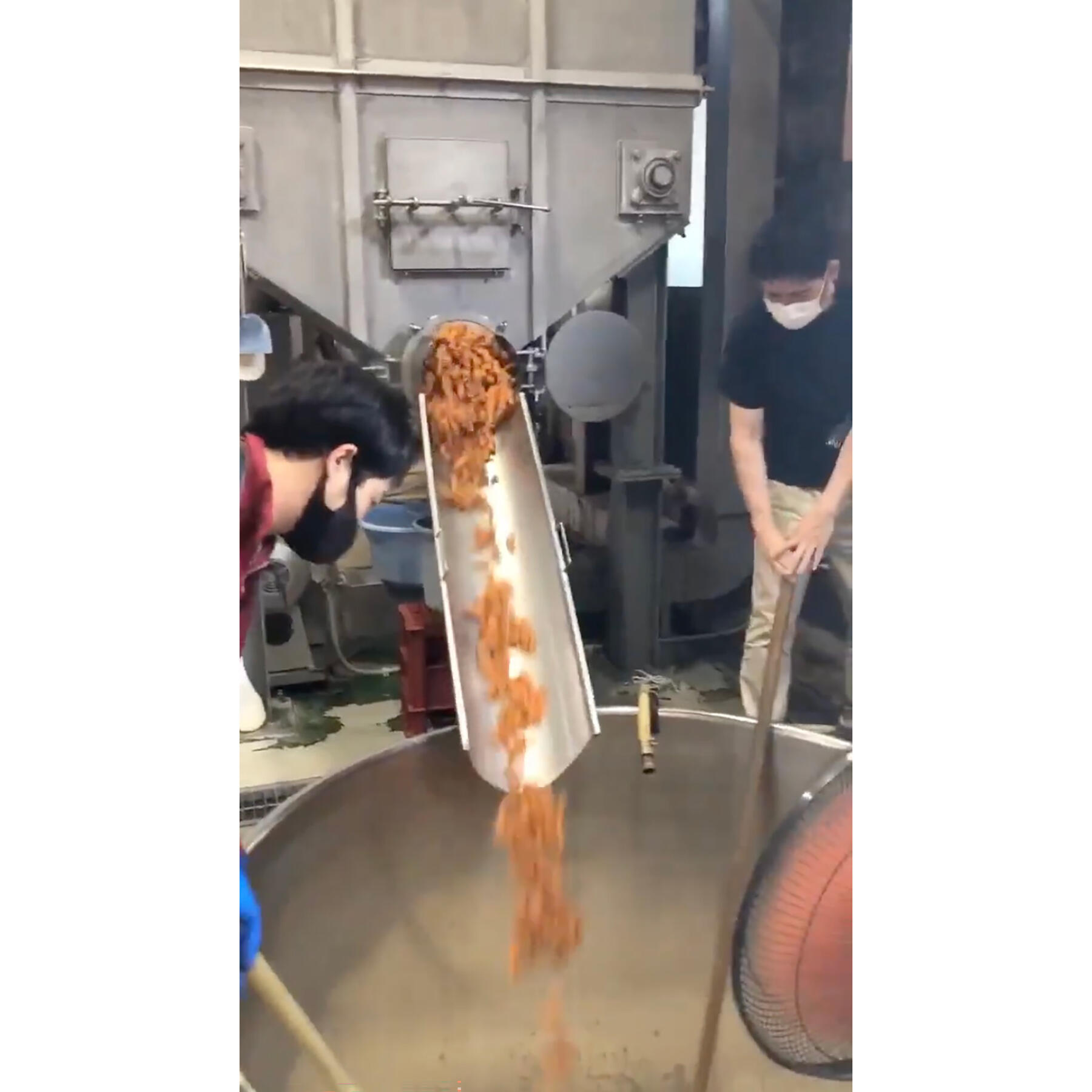 蒸した芋を粉砕する機械