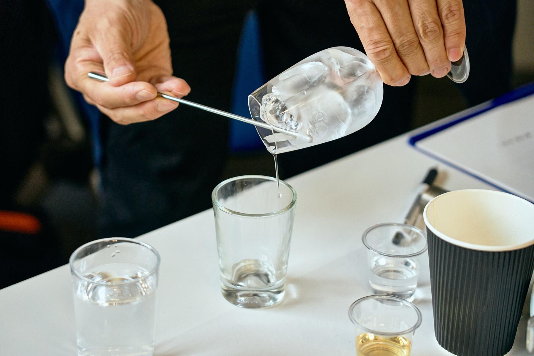 グラスにたまった水を捨てる