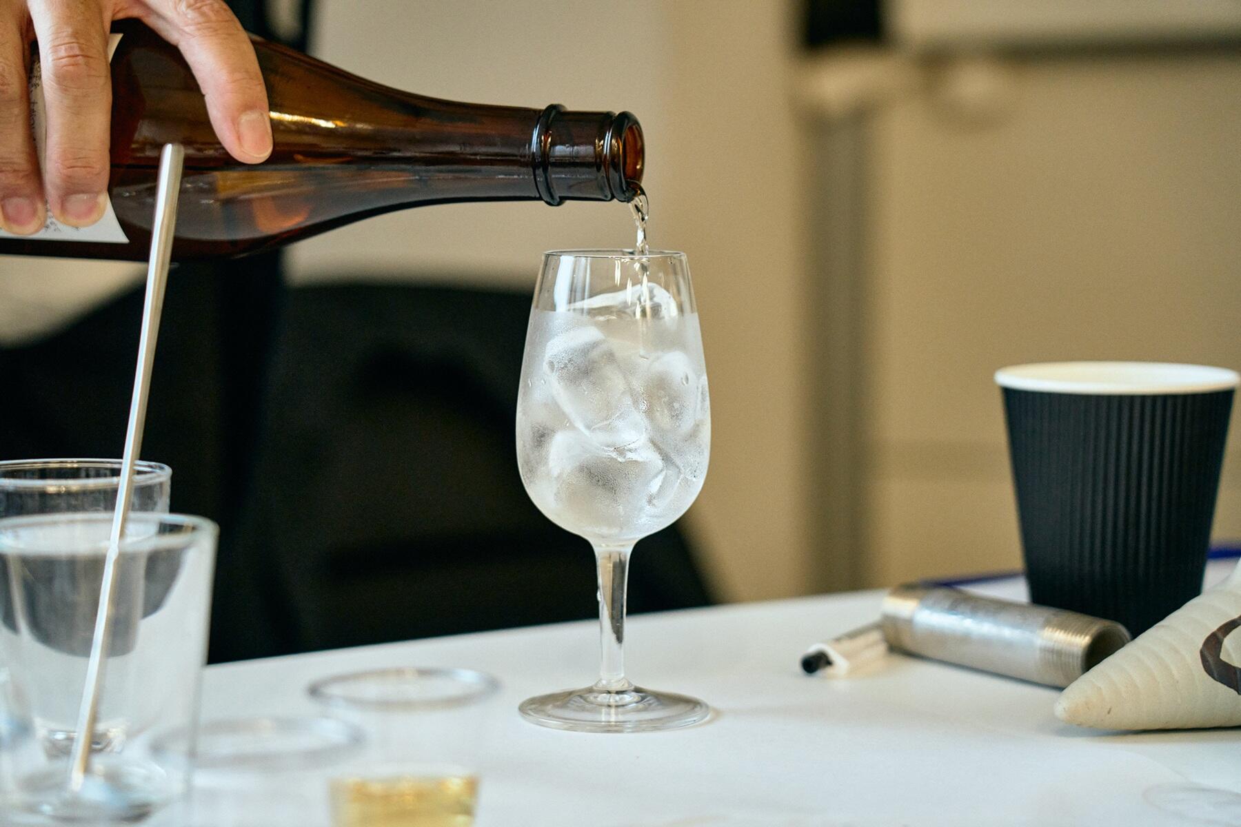 グラスに焼酎を注いで冷やす