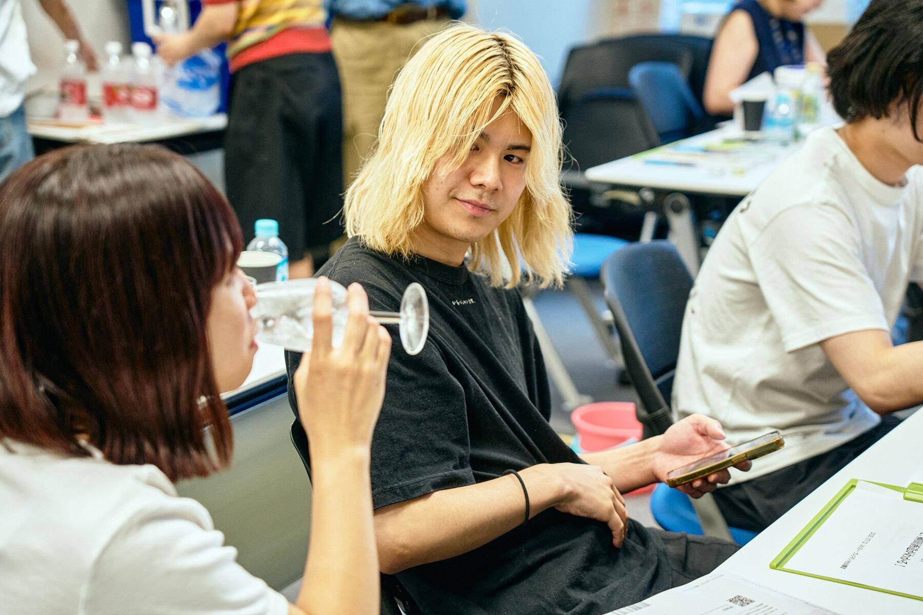 試飲するメンバー