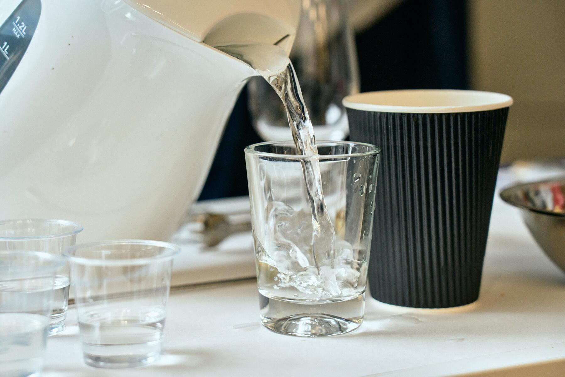 耐熱グラスに湯を注ぎ、すぐに捨てる