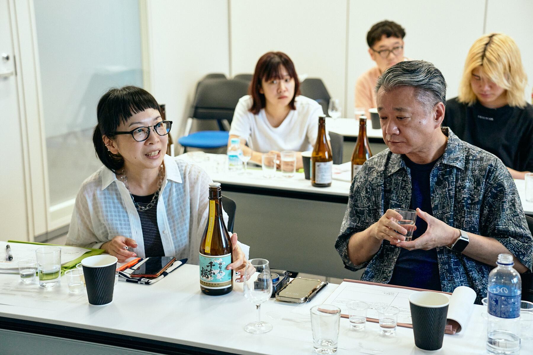 試飲するメンバー