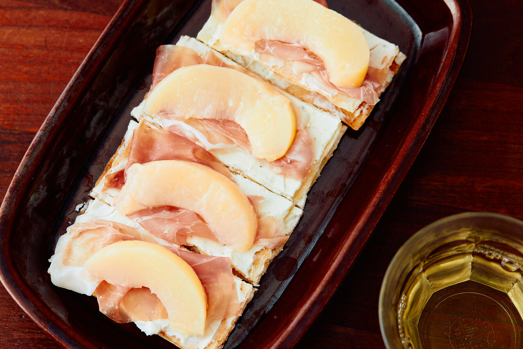 桃と生ハムのタルトフランべ