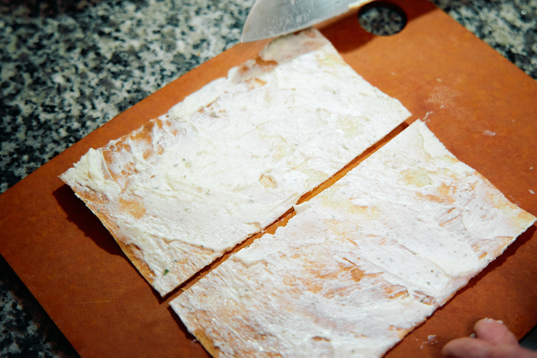 春巻きの皮にブルサンを塗る