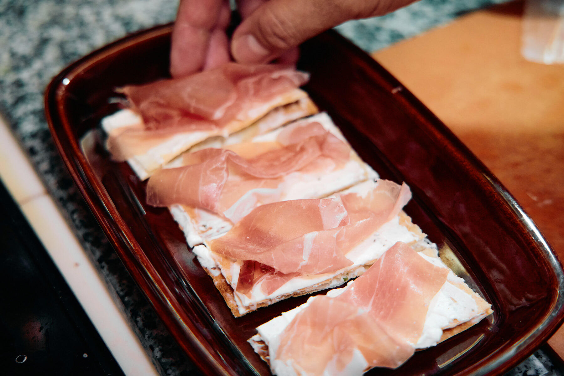 生ハムと桃をのせる