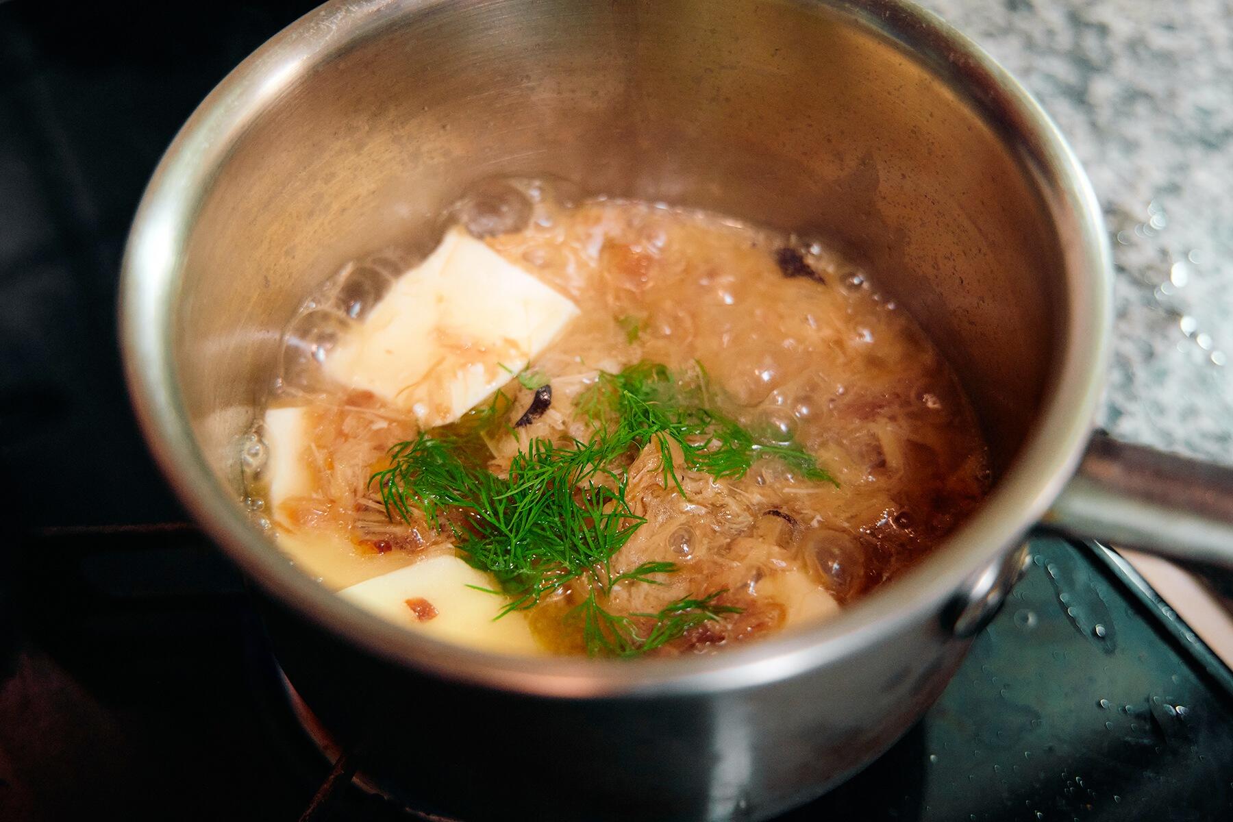 カレイと豆腐を煮る