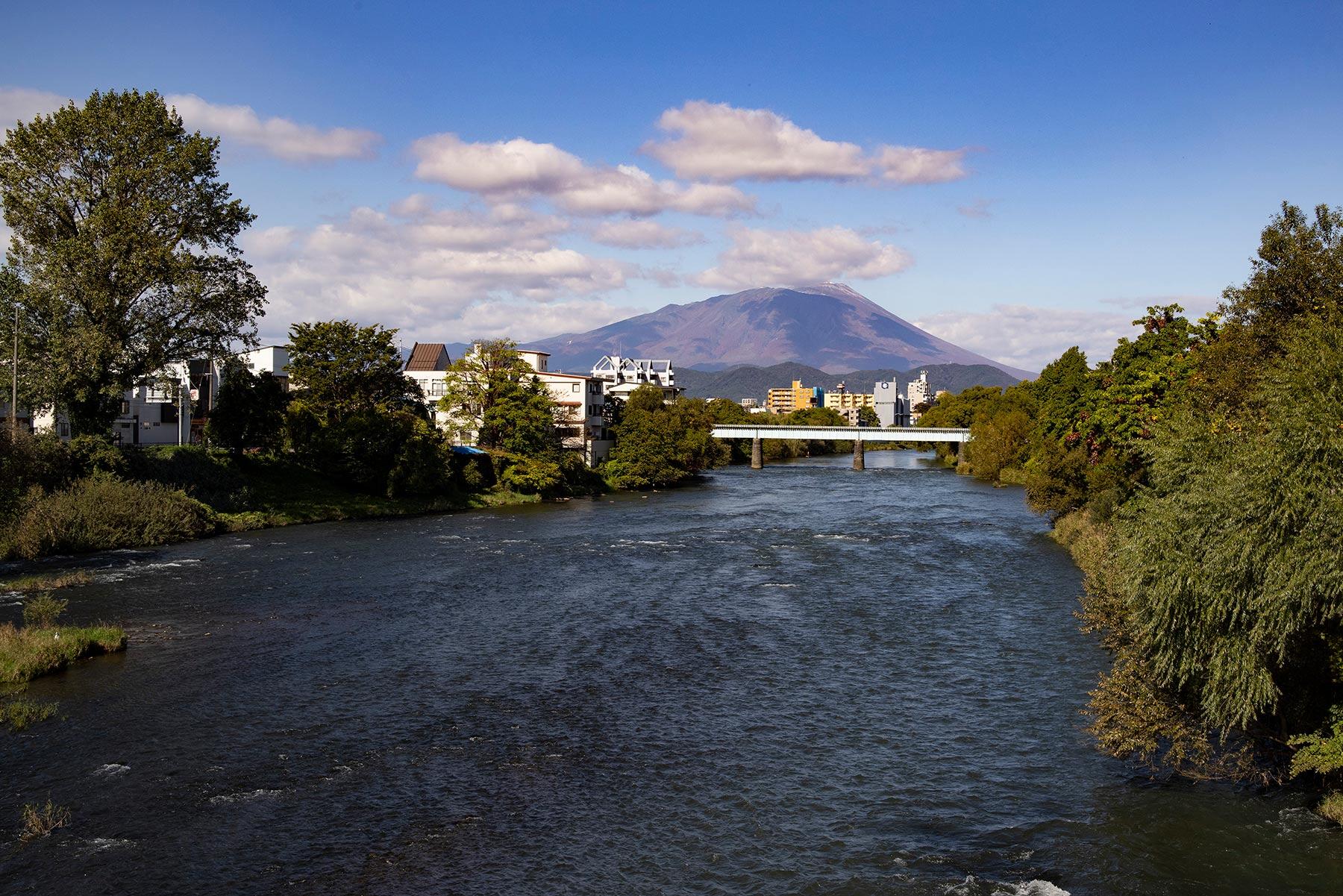 杜と水の都・盛岡。北上川に架かる夕顔瀬橋から、岩手山を望む