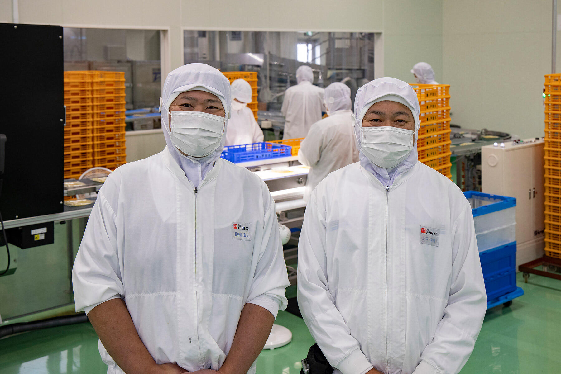 右が戸田久の製麺工場一筋32年の製造部長・上平（かみたい）幸彦さん、左が同じく製麺14年の長谷川真人さん