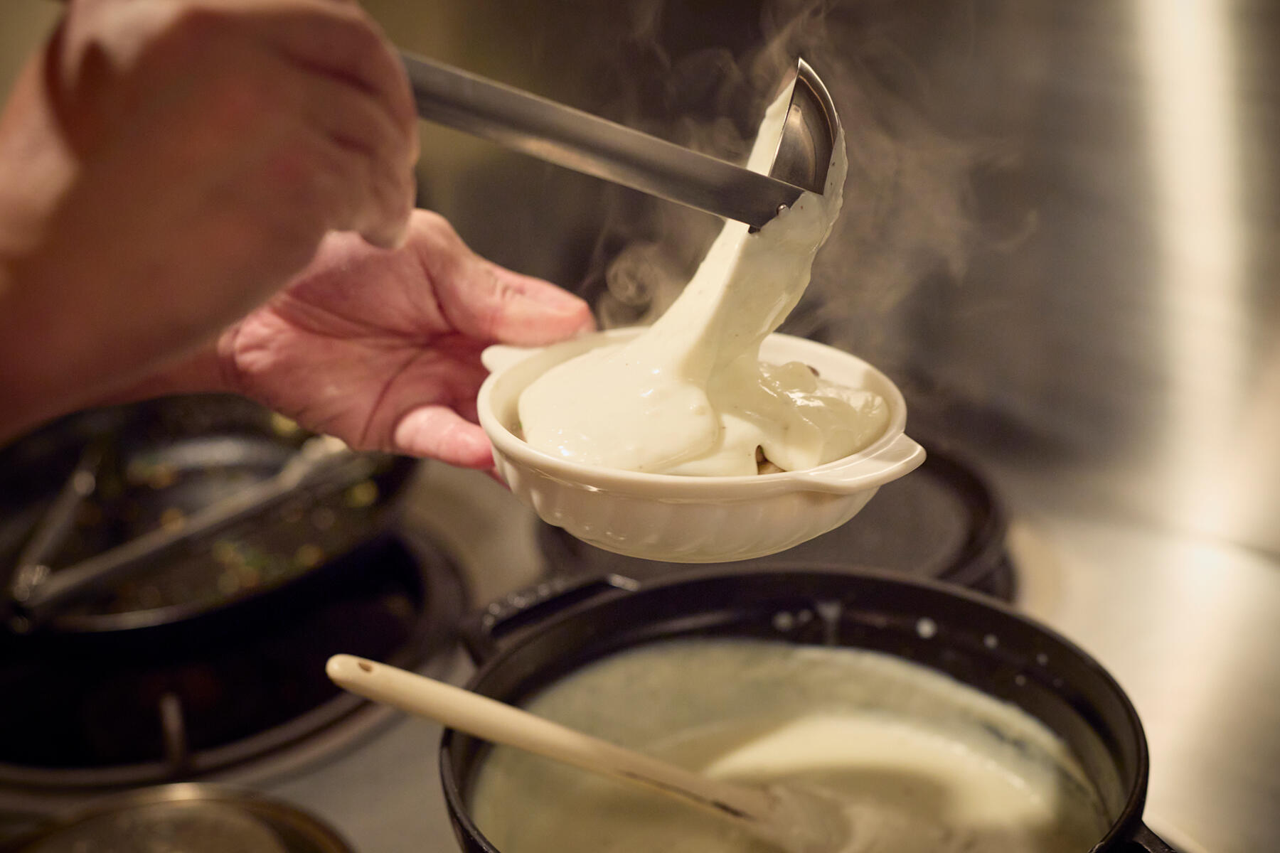 ベシャメルソースを重ねる