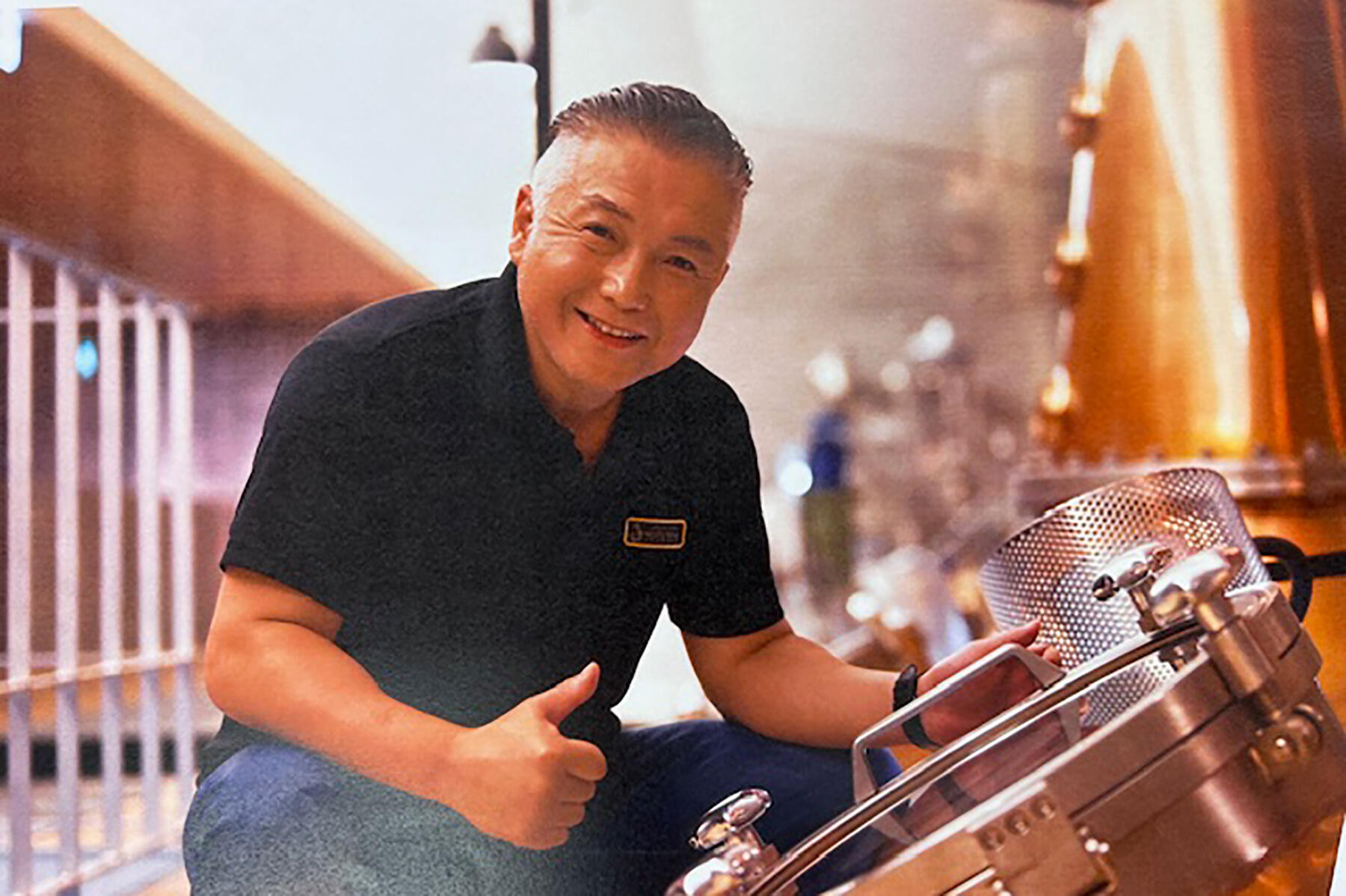 ONTAKE(御岳)蒸留所のポットスチル(銅製の単式蒸留器)の前での西さん