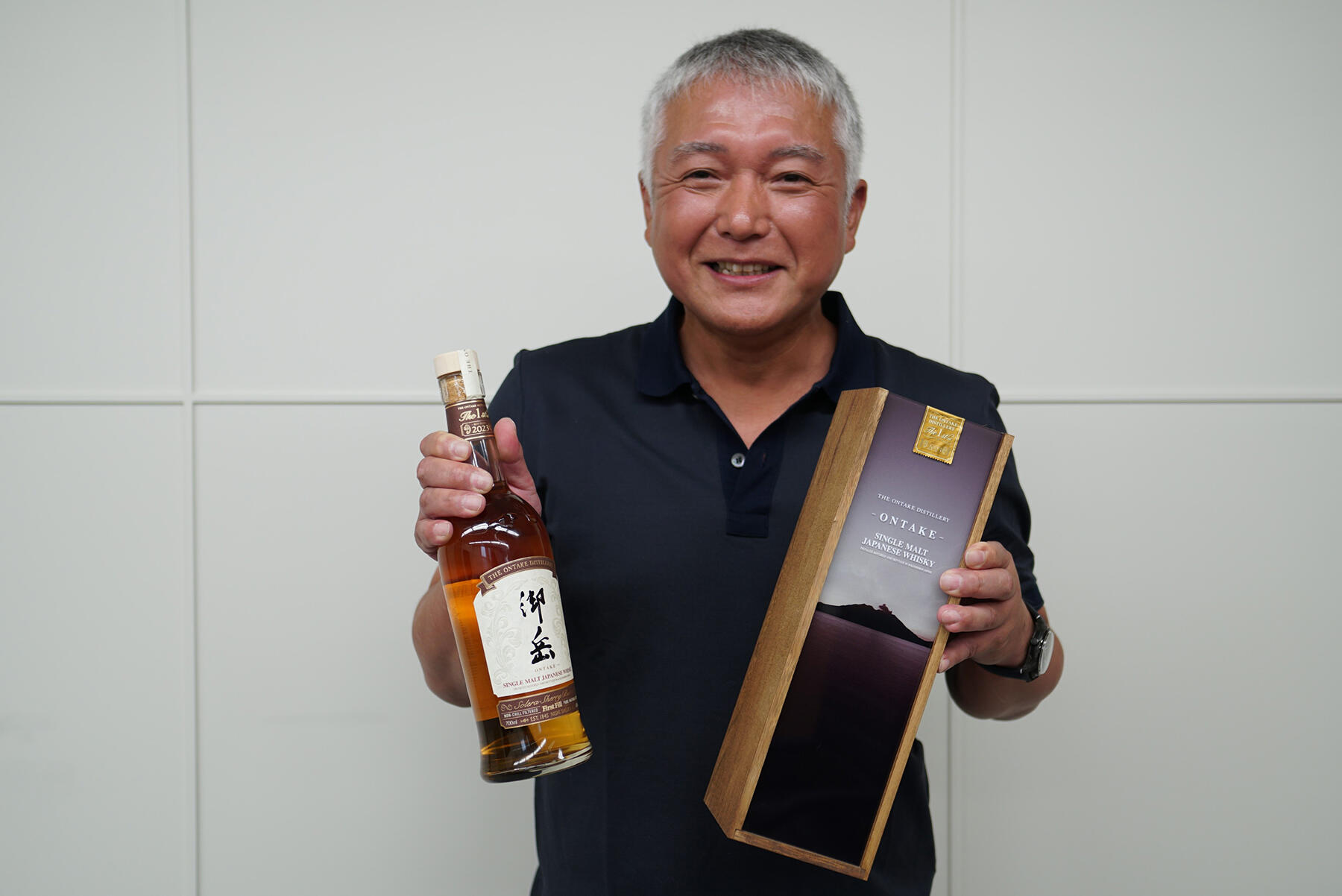 西酒造のシングモルトウイスキー「御岳　ONTAKE」を持つ西さん