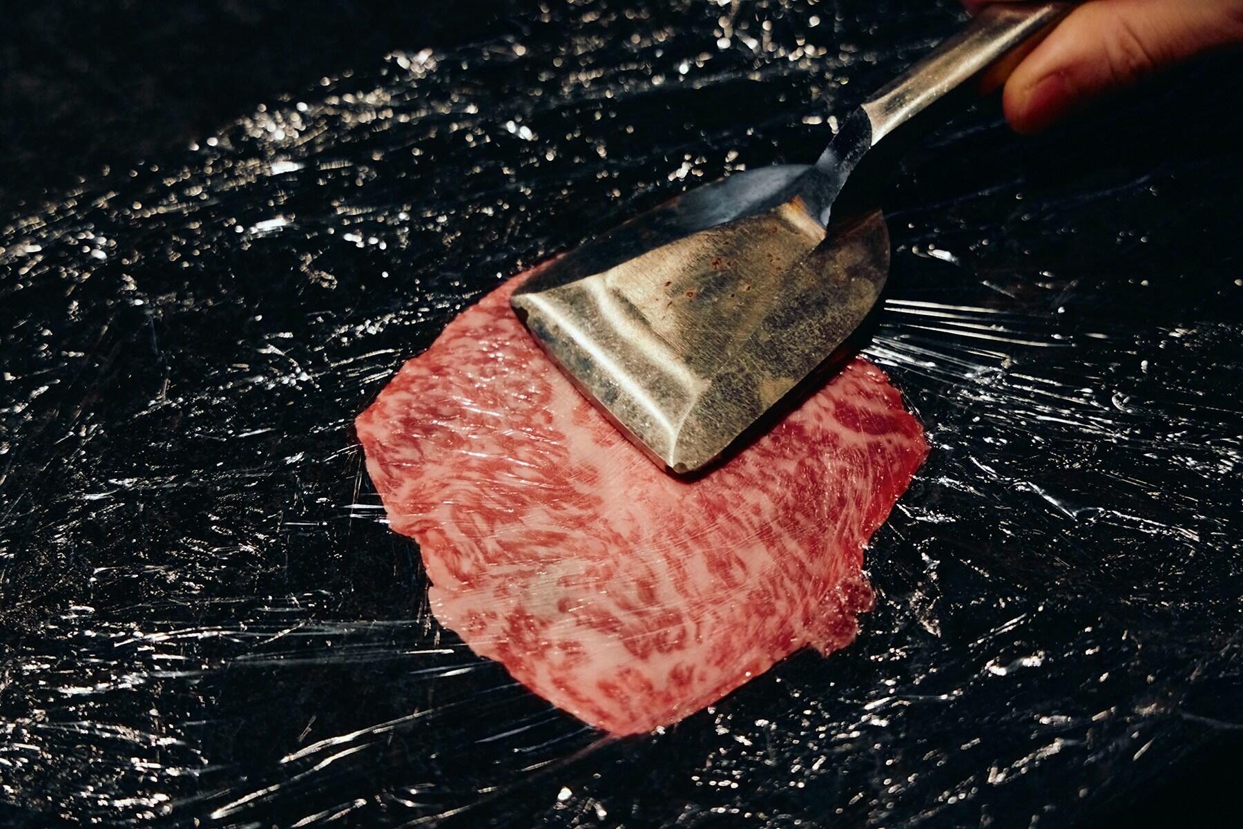 ラップで挟んで薄く伸ばす