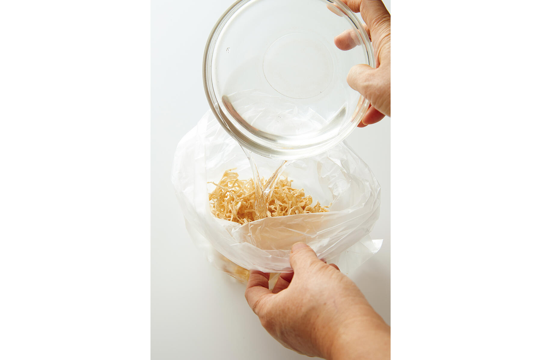 切り干し大根を洗う