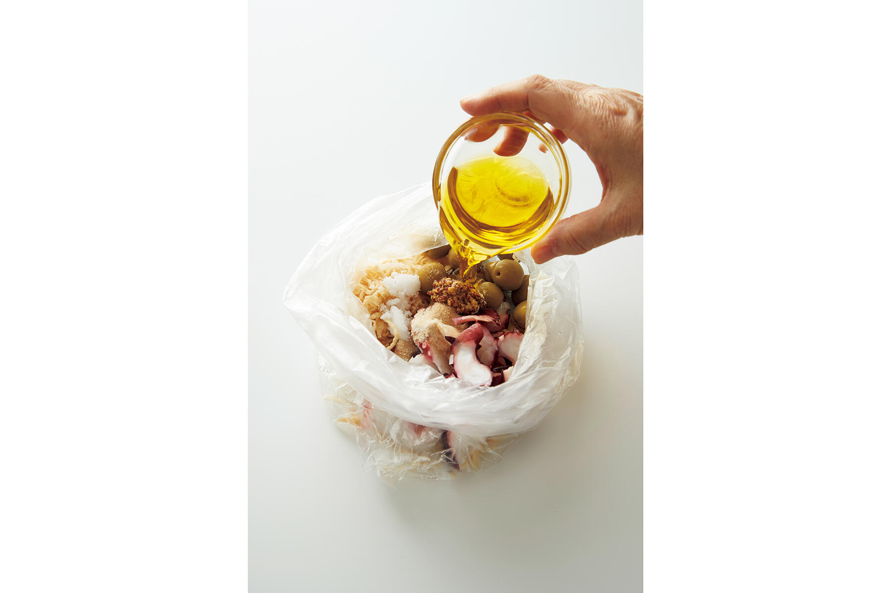 ドレッシングと具材を混ぜる