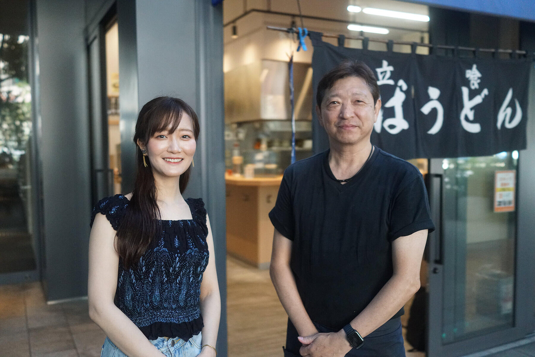 「豊しま」山﨑社長（右）と、dancyu食いしん坊倶楽部メンバーのMariさん。