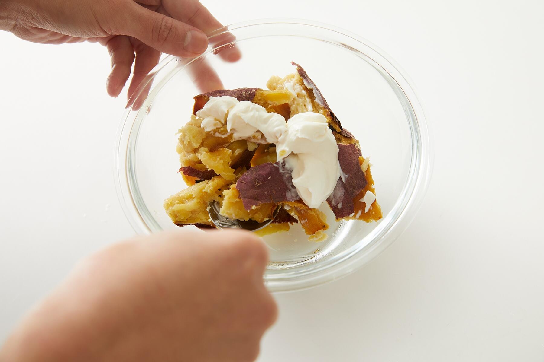 焼き芋とチーズをあえる