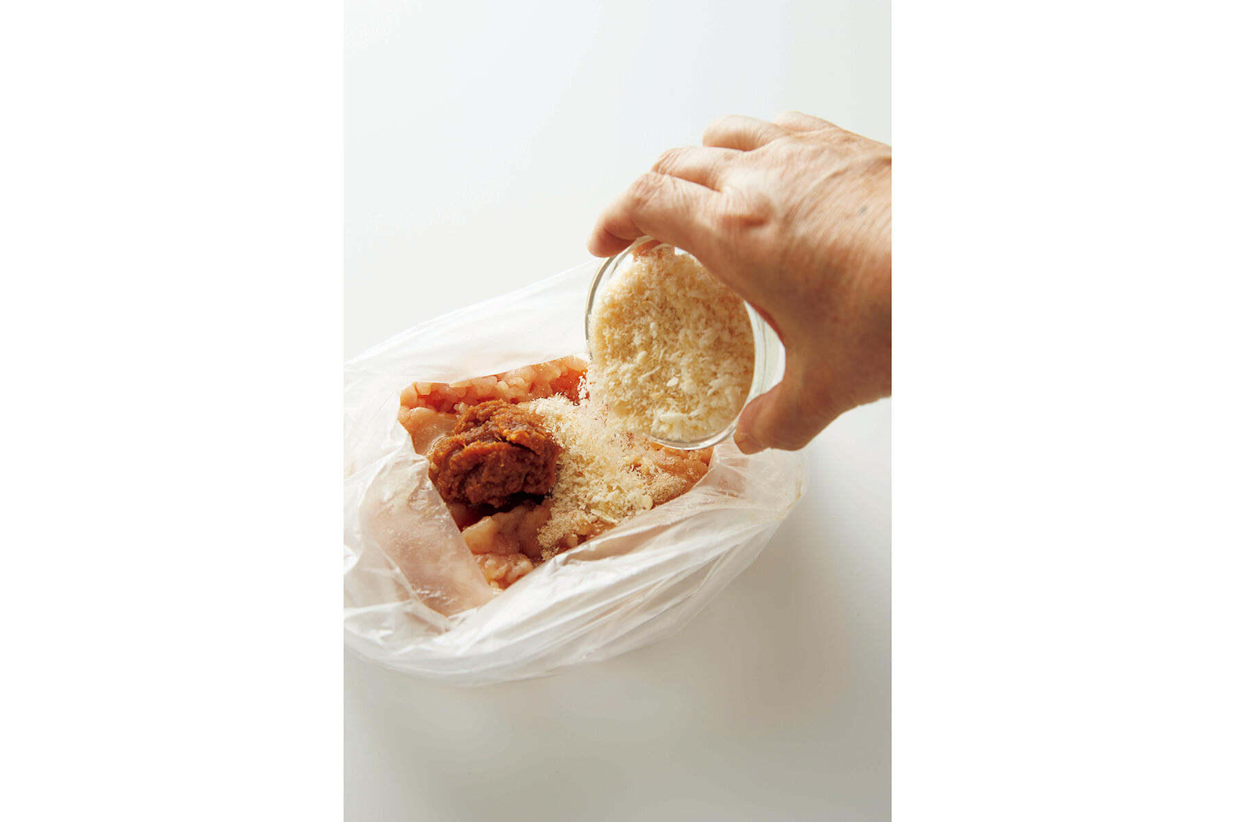 材料をポリ袋に入れる