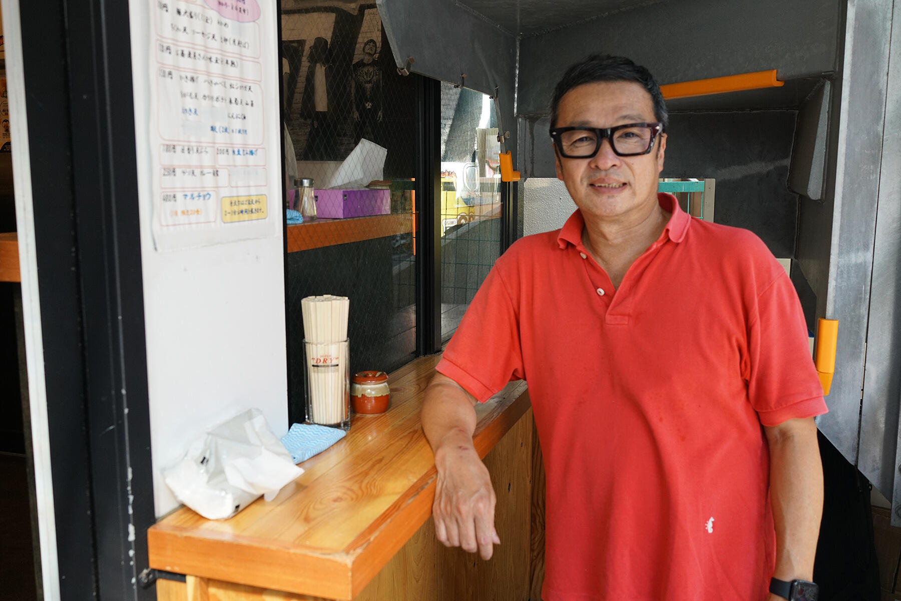 「もつ焼 でん」「立喰いそば でん」を運営する、株式会社田 代表取締役の内田克彦さん。