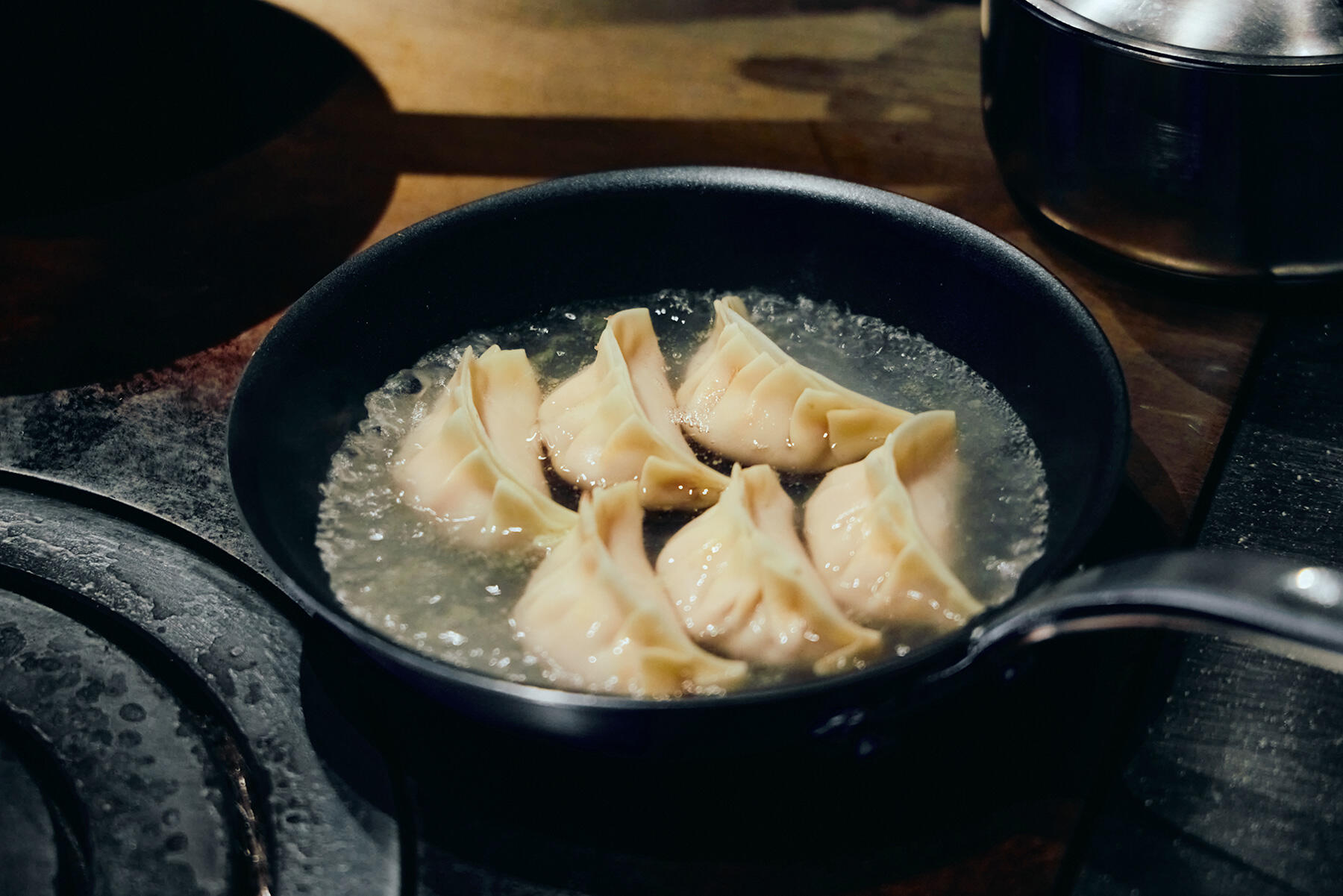 餃子を焼く
