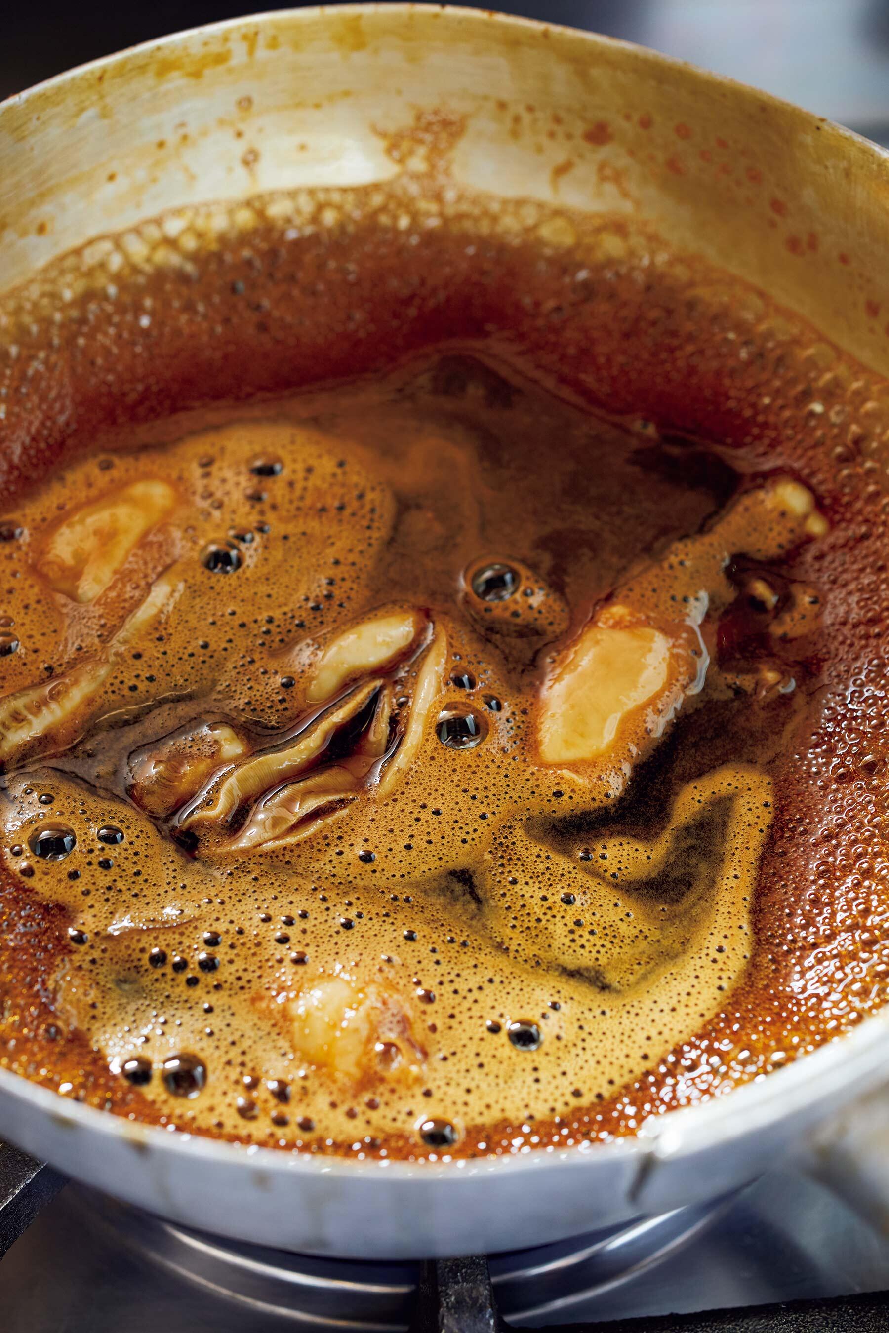 牡蠣を泳がすように煮る