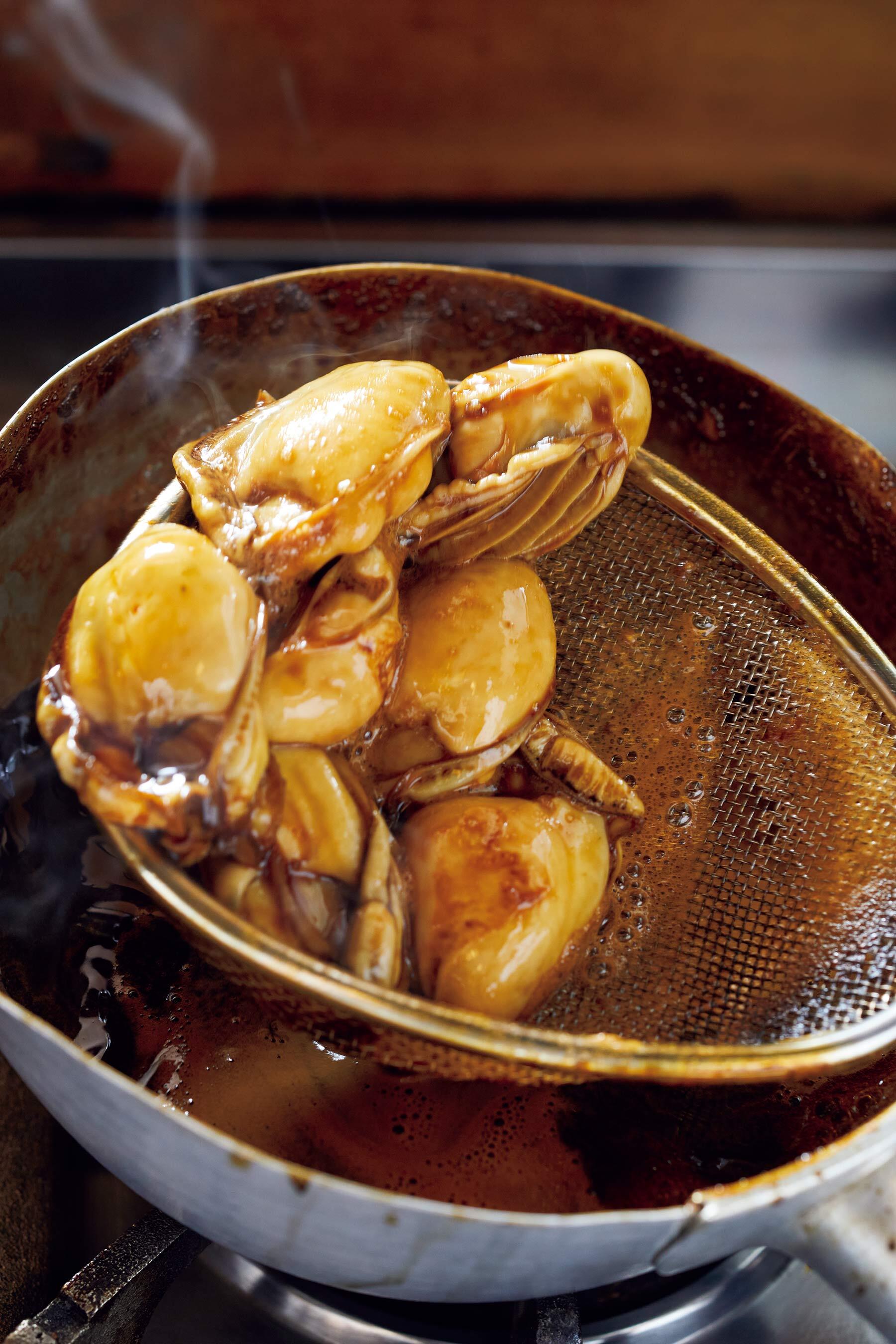 牡蠣を泳がすように煮る