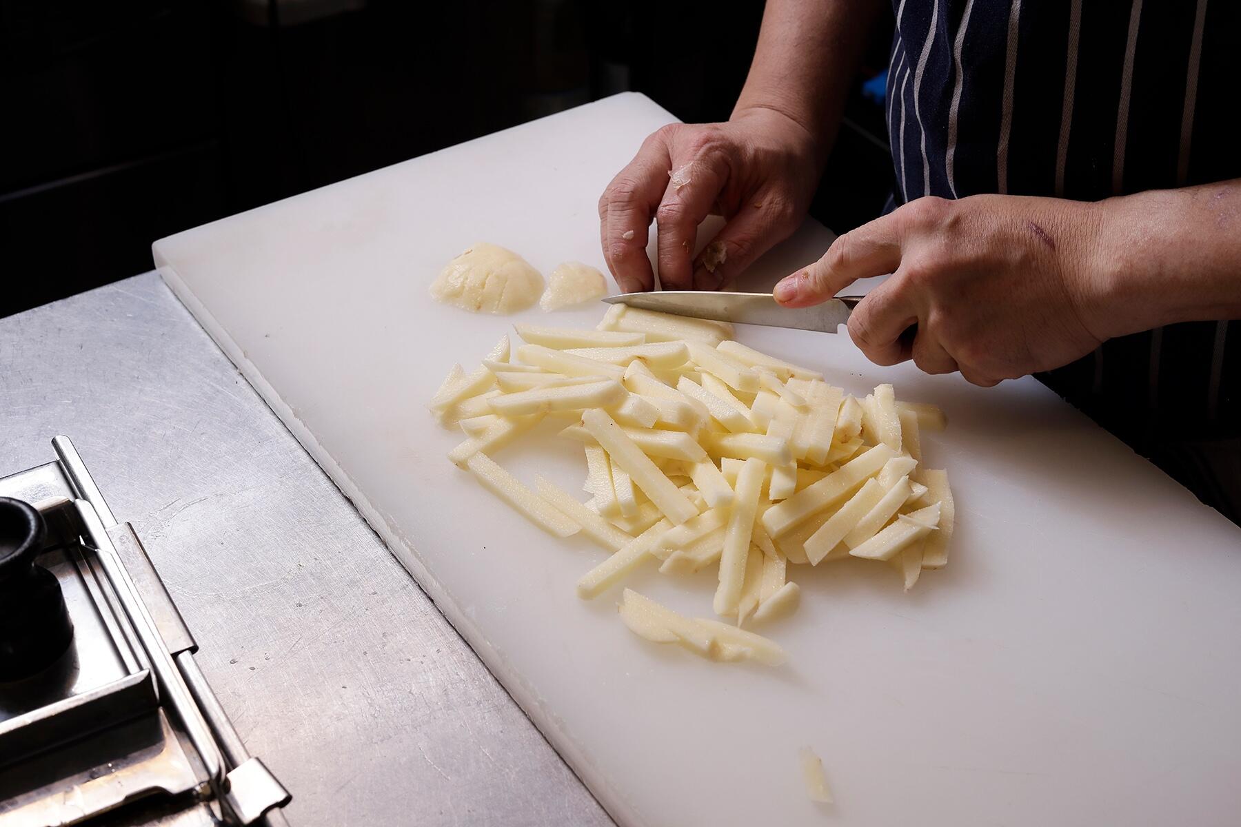 じゃがいもを切る