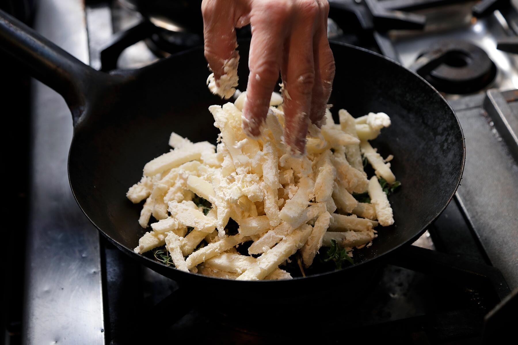 にんにく、ハーブ、じゃがいもの順に入れる