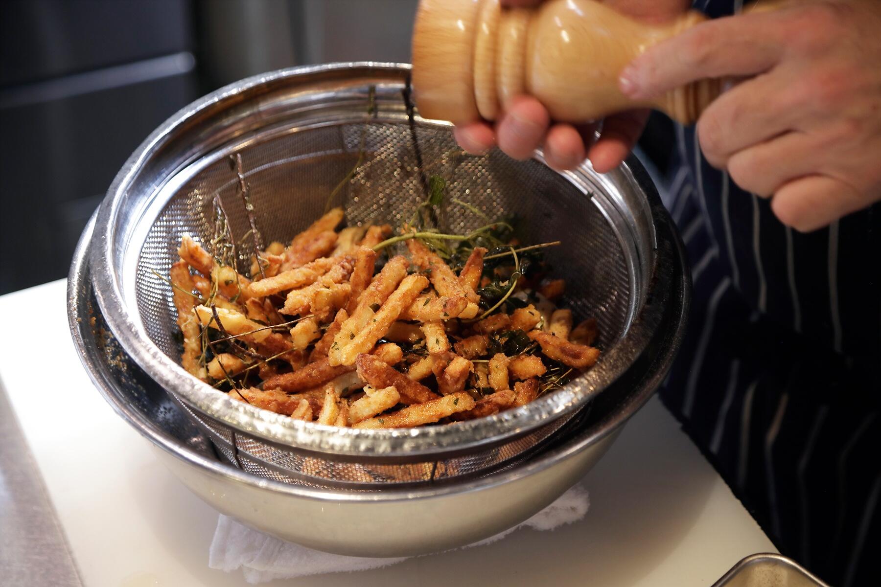 油をきり、味つけする