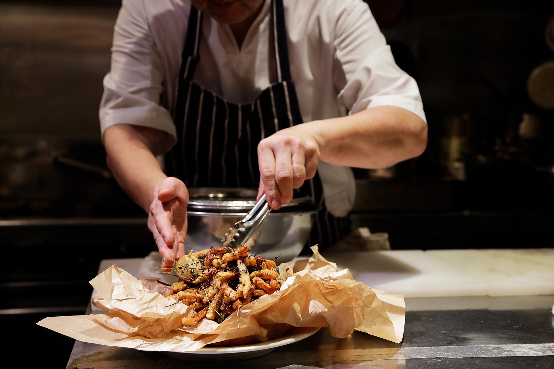 クラフト紙に盛りつける