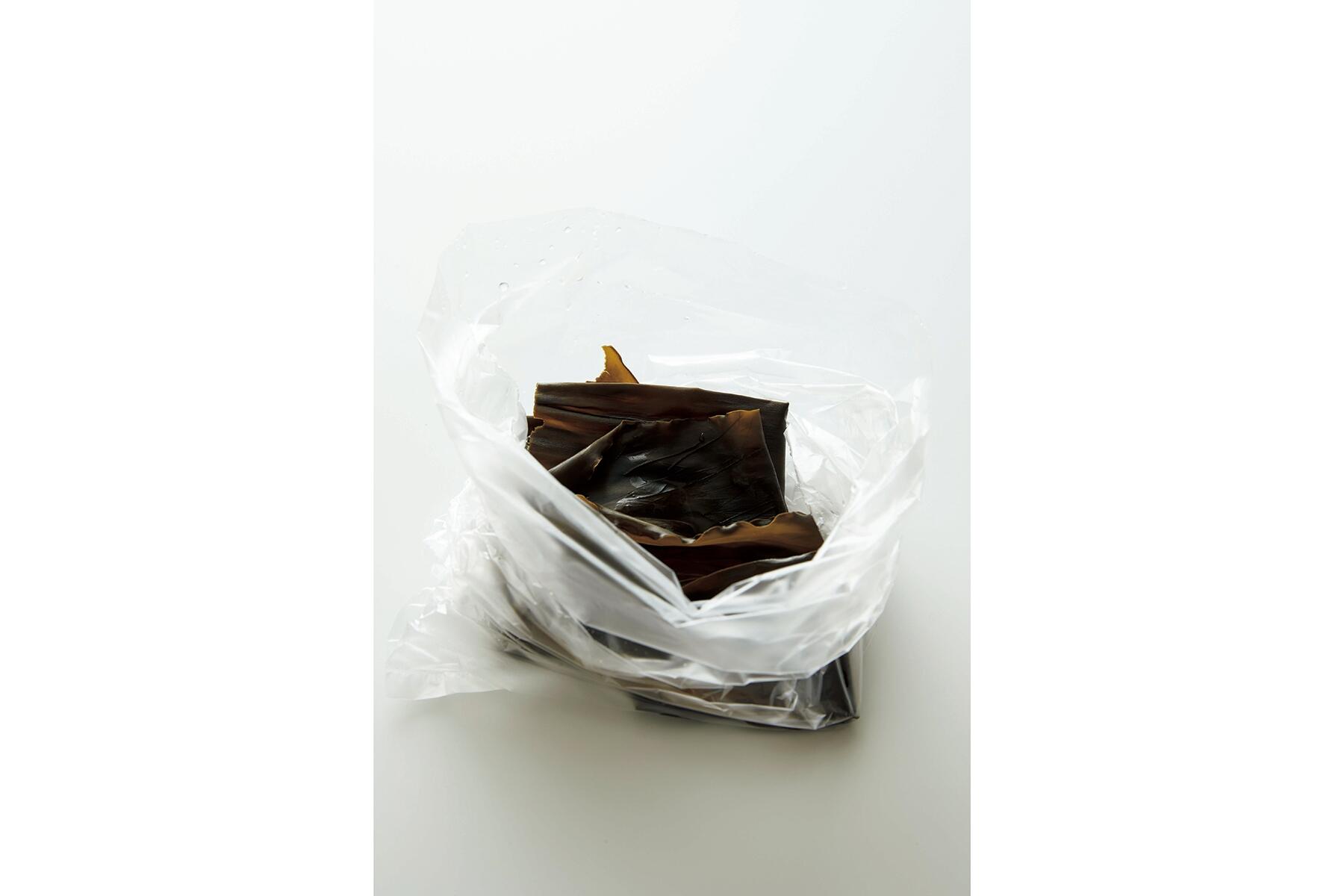 昆布を水にくぐらせる