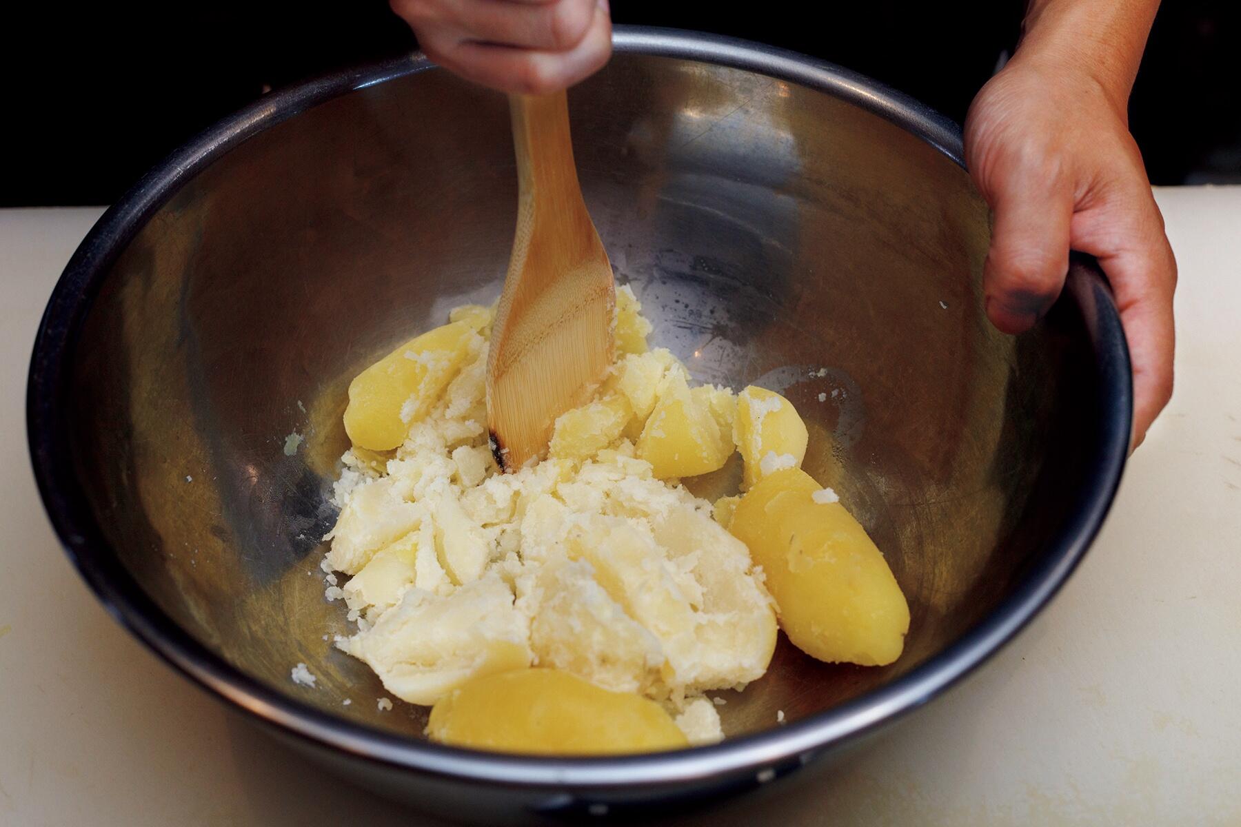 ポテトサラダをつくり、仕上げる