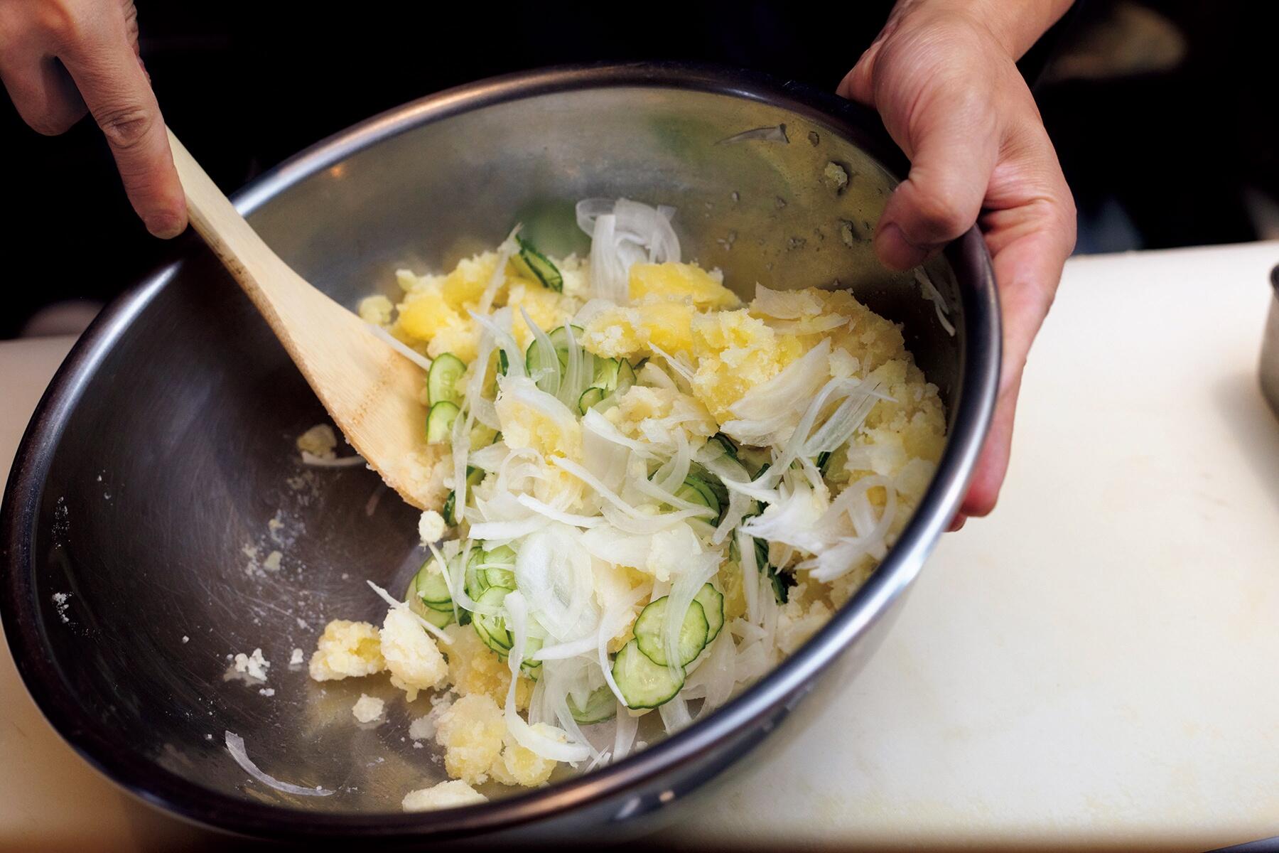 ポテトサラダをつくり、仕上げる
