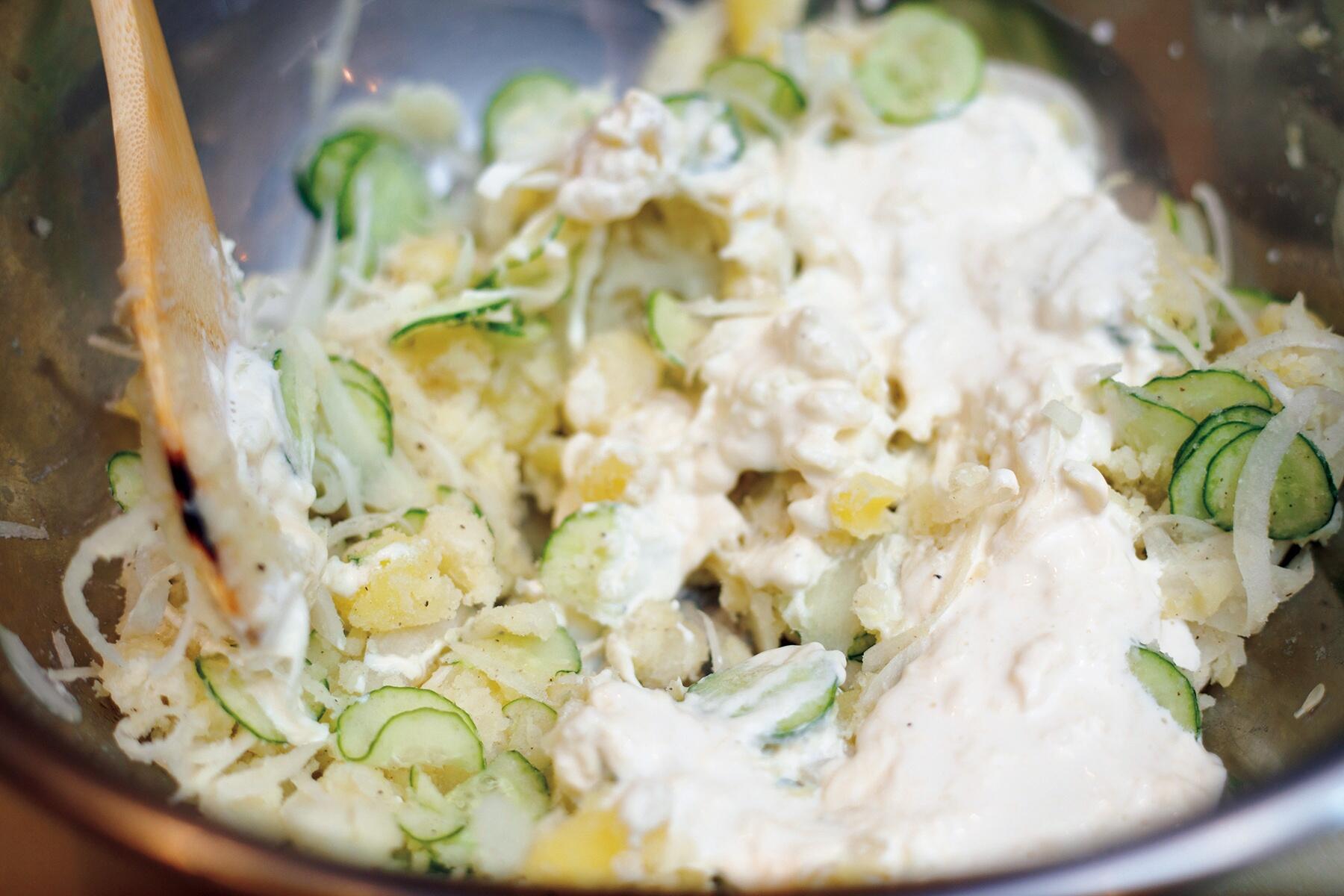 ポテトサラダをつくり、仕上げる