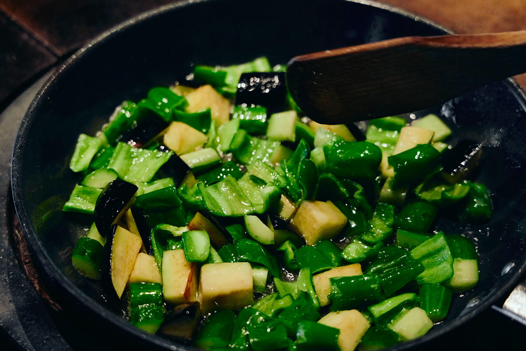 なす、ピーマン、きゅうりを炒める