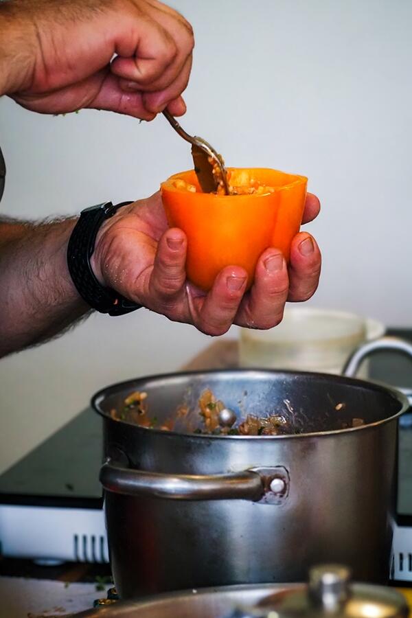 トマトとパプリカに具をつめる