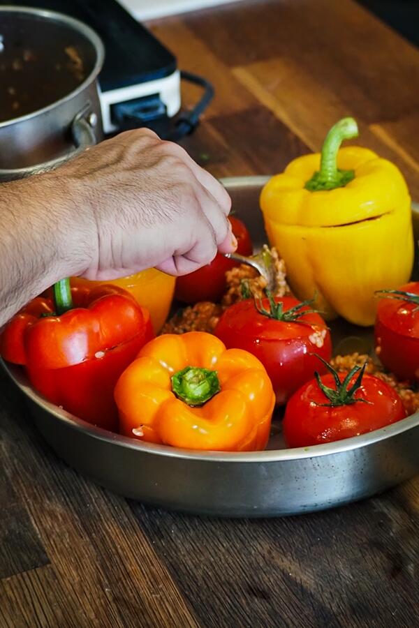 トマトとパプリカに具をつめる