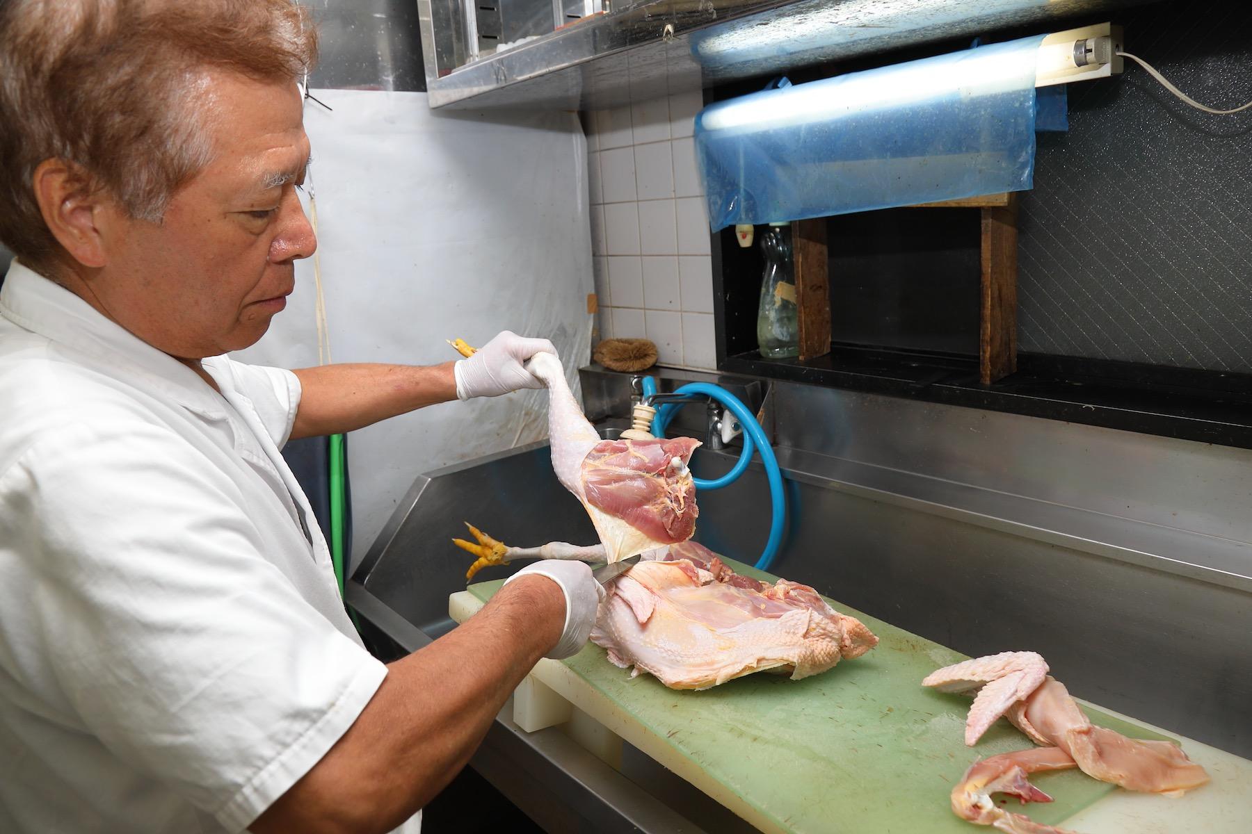 玉ひでには内臓が入った“まる”の鶏を捌くことができる「食鳥処理衛生管理者」がいる。この資格者がいる鶏料理店は東京で数えるほどしかない。敷地内には、鶏を専門に捌くエリアがあり、鮮度と安全を両立している。