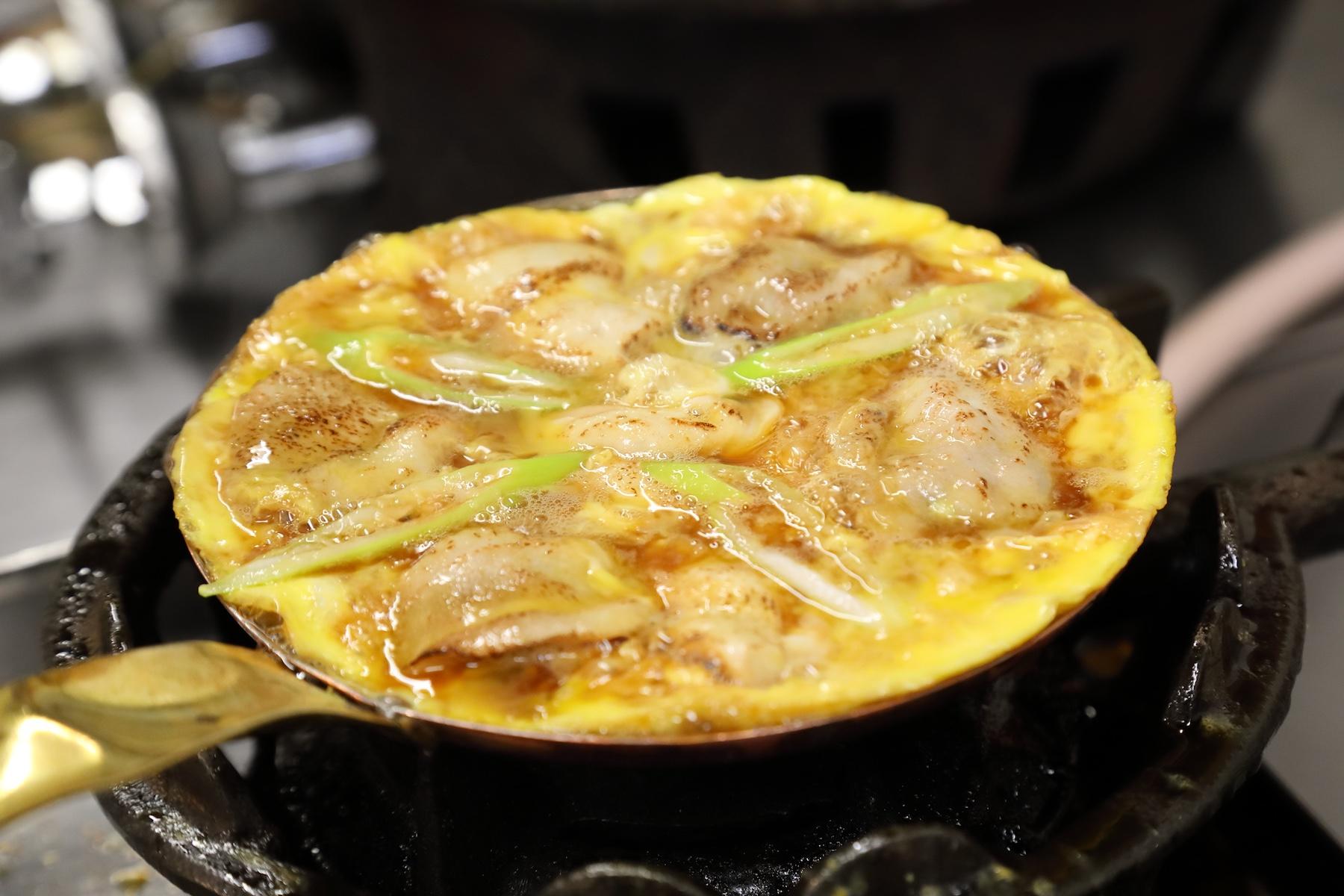 吟味した鶏肉と卵に、醤油と味醂の風味を活かし、香りのある具は入れない江戸前の味わい。玉ひでの親子丼の身上である。