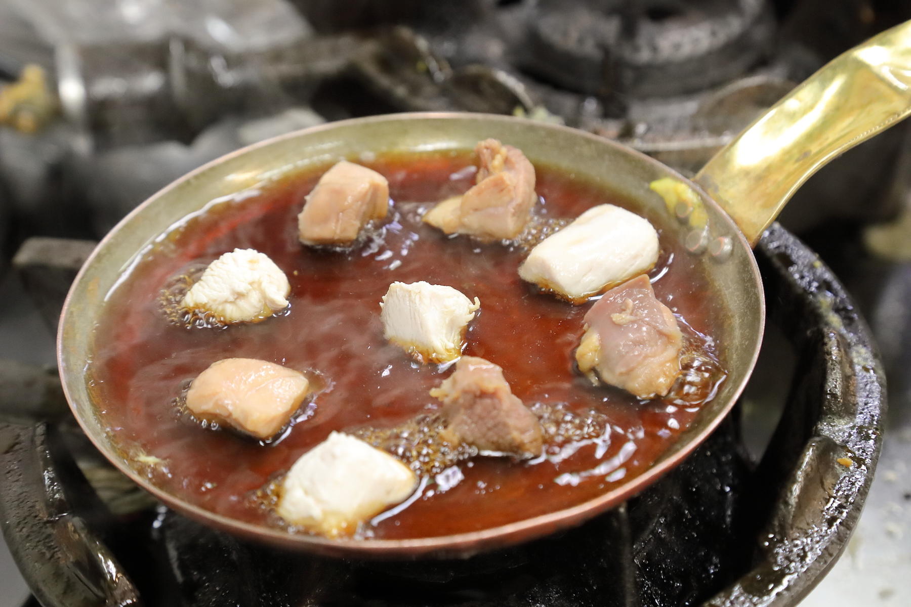 専用の鍋に割下が入ると、あたりに味醂のやさしい甘い香りが漂う。