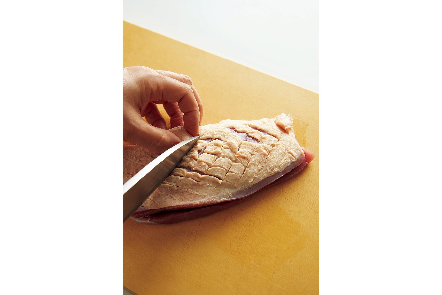 鴨肉に切り込みを入れる