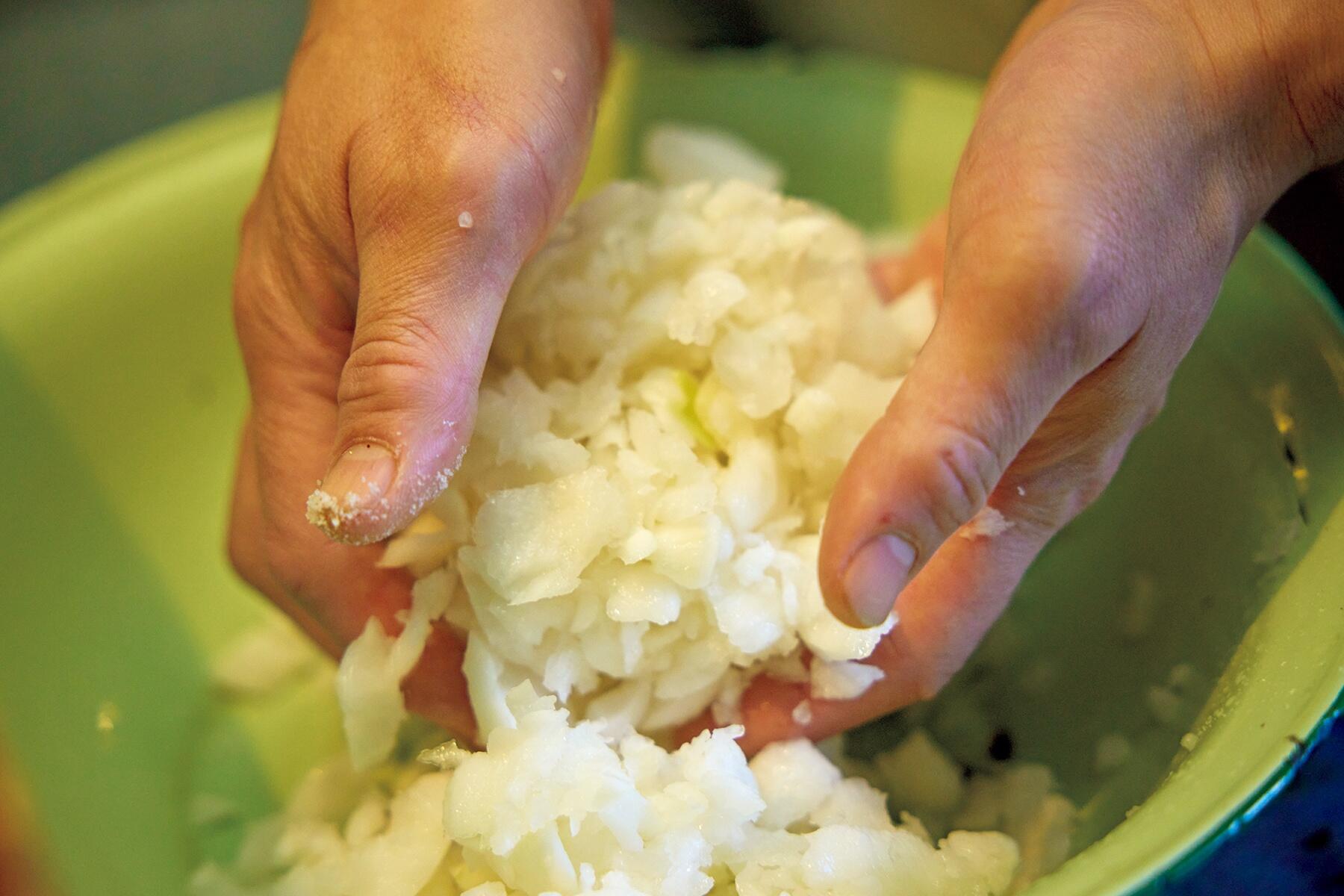 塩をふって、全体をもむようにしてよくなじませ、20~30分ほど置く。