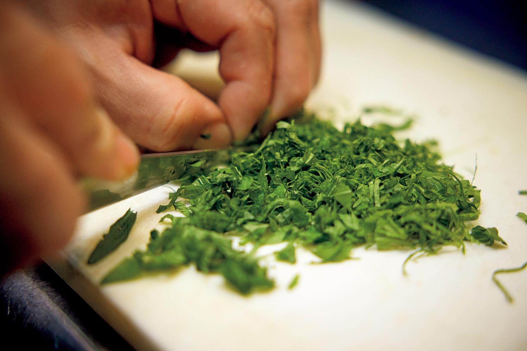 大葉は横に細いせん切りにする。梅干しは種を除いて叩く。