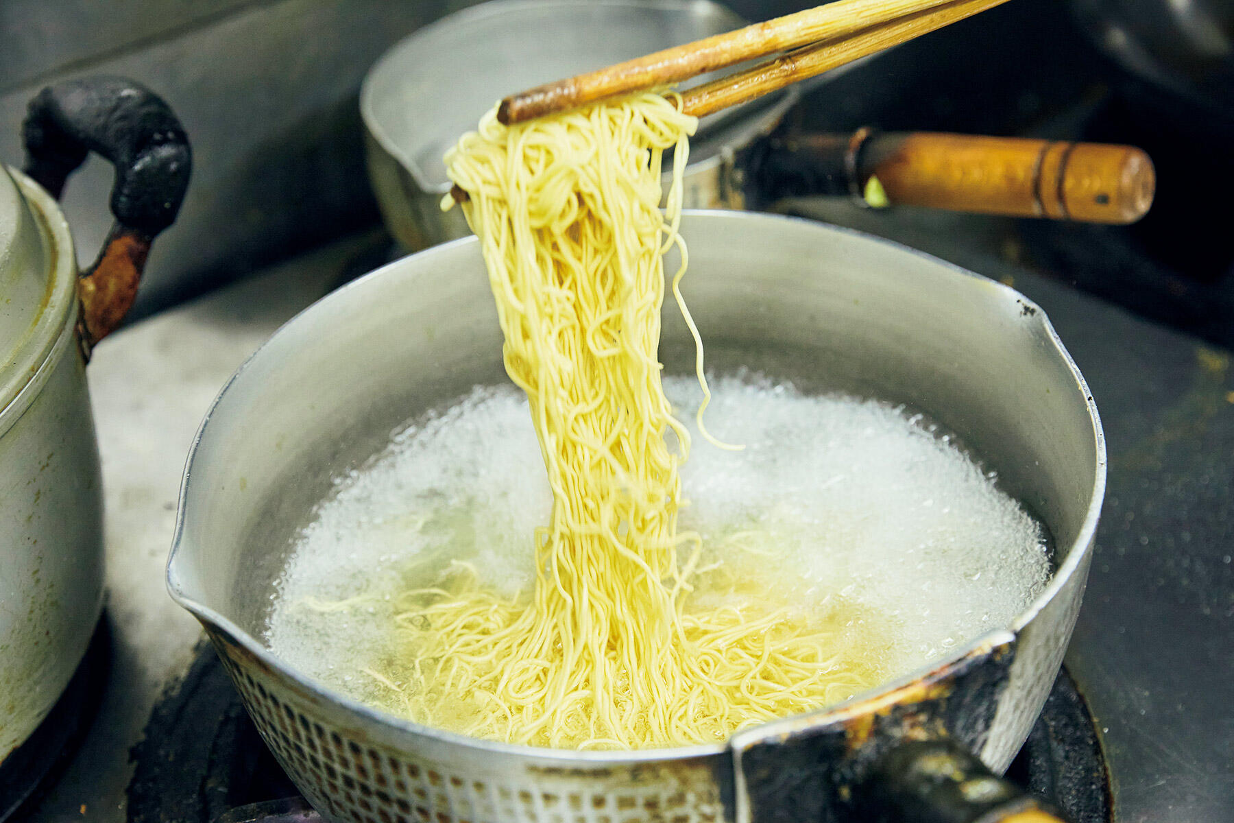 麺をゆでる