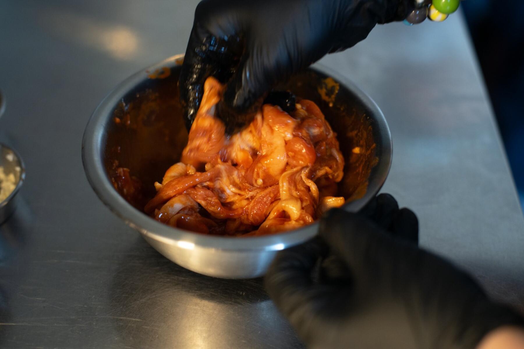 肉にジャンを揉み込む